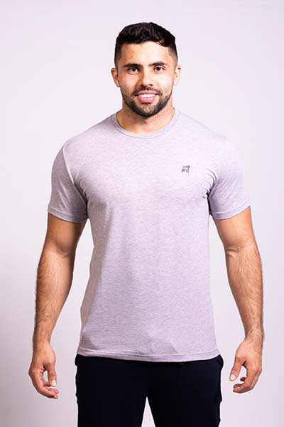 hombre modelando polera de color blanquecino