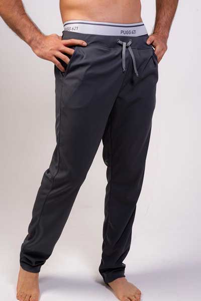 hombre de cintura para abajo modelando pantalon de color gris