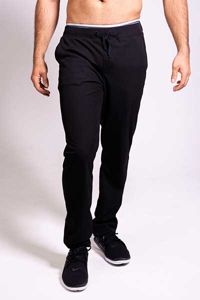 hombre de cintura para abajo modelando pantalon de buzo de color negro