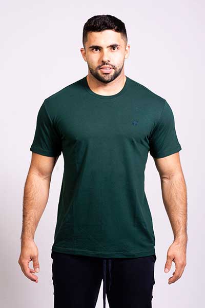 hombre modelando polera de verde oscuro