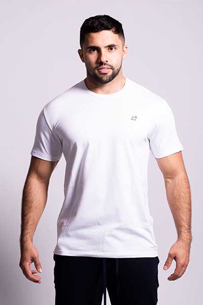 hombre modelando polera de azul blanco