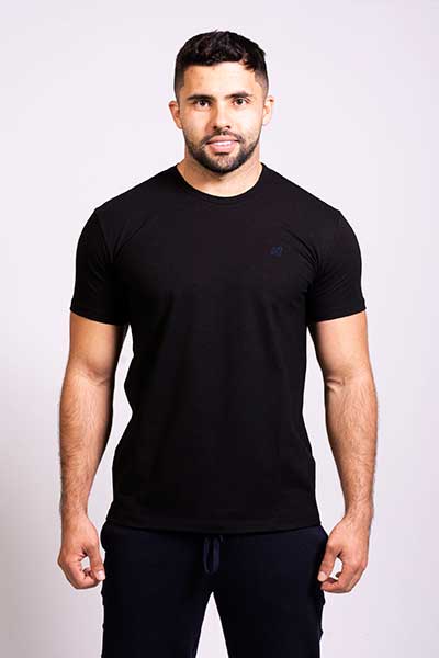 hombre modelando polera de azul negro