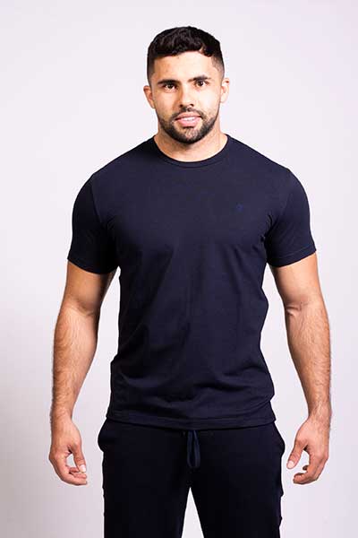 hombre modelando polera de azul oscuro