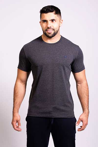 hombre modelando polera de color gris