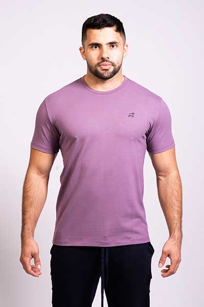 hombre modelando polera de color morado