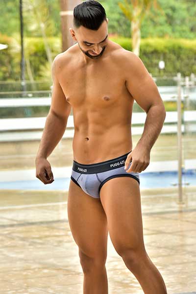 hombre a torso desnudo modelando ropa interior de color gris