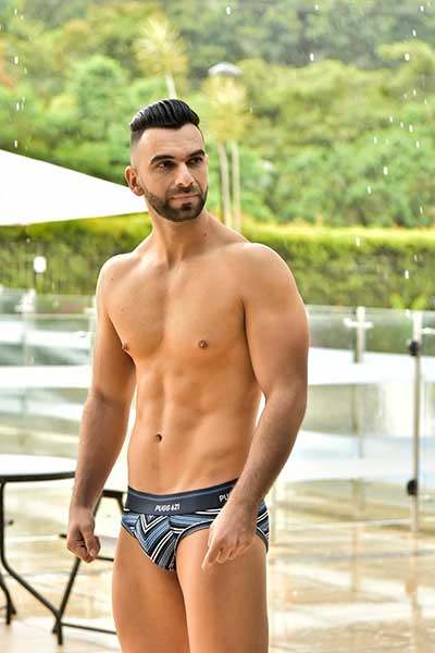 hombre a torso desnudo modelando ropa interior multicolor