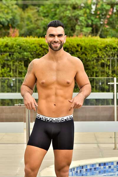 hombre a torso desnudo modelando ropa interior de color negro