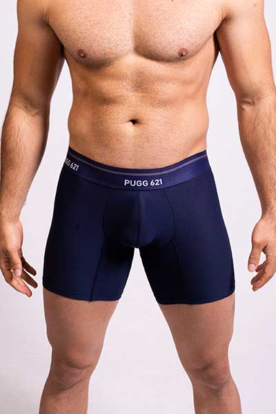 hombre modelando ropa interior de color azul oscuro