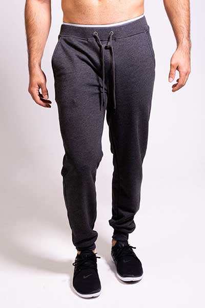 hombre de cintura para abajo modelando pantalon de azul gris