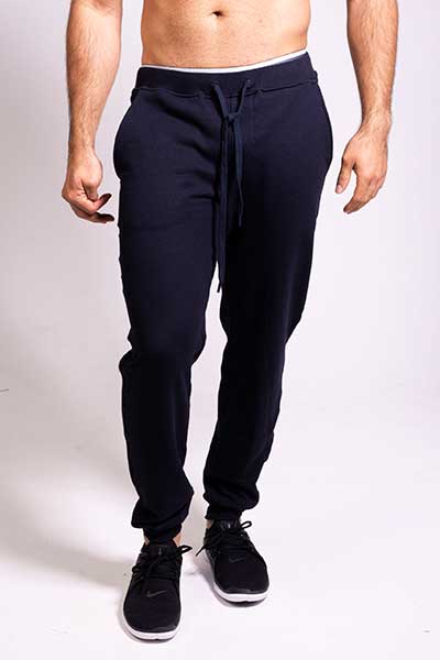 hombre de cintura para abajo modelando pantalon de azul oscuro