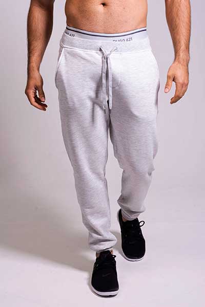 hombre de cintura para abajo modelando pantalon de color blanco